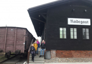 Stacja Radegast i zabytkowa lokomotywa 