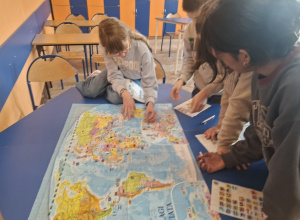Zajęcia koła geograficznego - praca z mapą świata