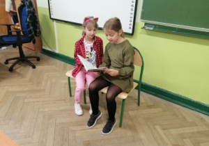 dziewczynki czytają klasie drugiej