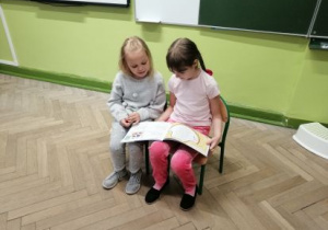 dziewczynki czytają klasie pierwszej