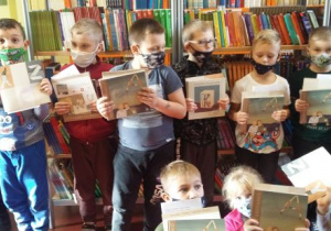 dzieci podczas zajęć w bibliotece