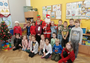 zdjęcie klasowe z Mikołajem