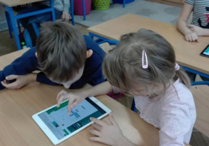 dzieci w parach pracują na iPadach