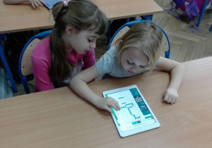 dzieci w parach pracują na iPadach