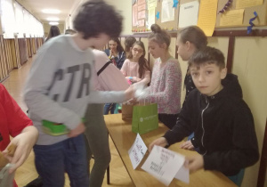 Uczniowie wymieniają torebki foliowe na papierowe