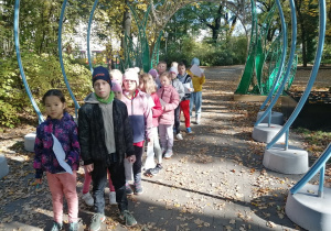 Uczniowie w wejściu do parku
